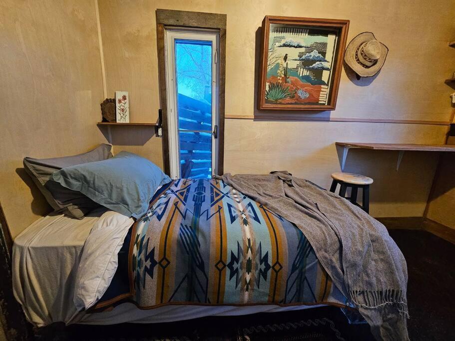 Blue Dog Accommodations Eastend Exterior photo